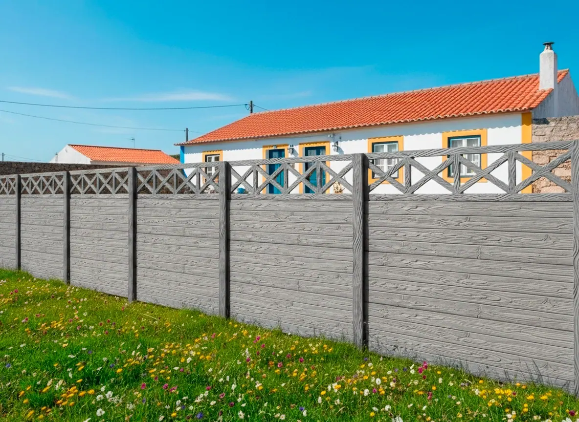 Muro de painéis de betão num jardim de moradia